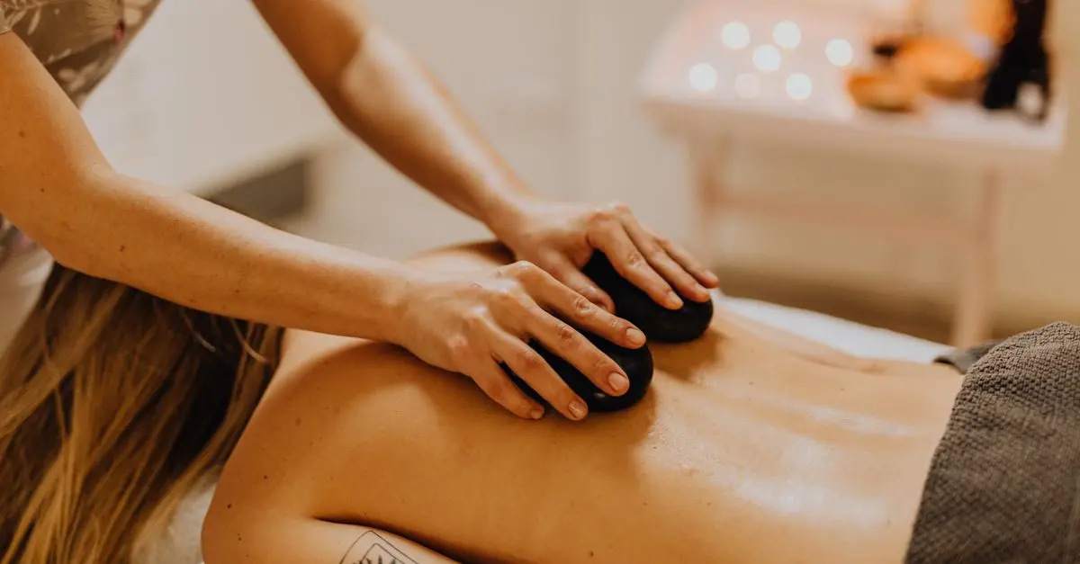 Les bienfaits des massages aux pierres chaudes en médecine traditionnelle